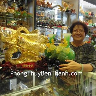Cô Kim Lệ - khách hàng mua Kim long vàng A191 và bình mẫu đơn E157