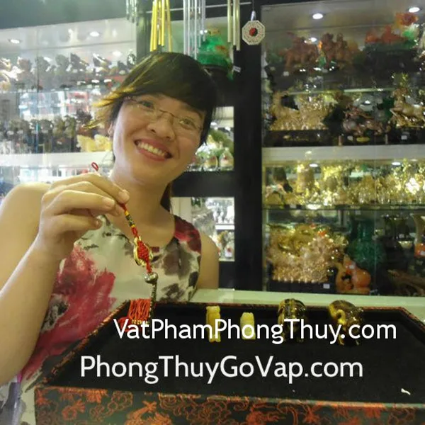 Chị Tường Vi - khách hàng mua tỳ hưu đeo cổ S396, dây treo tiền dơi CC1159 và heo đá mắt mèo H077