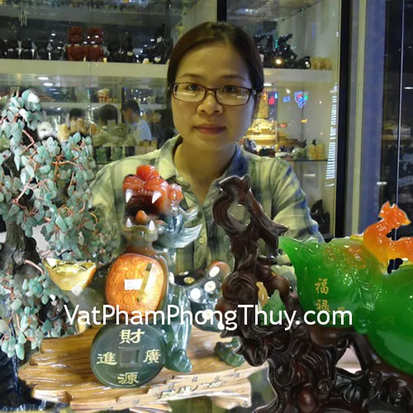 Chị Lan - khách hàng mua cây tài lộc Đông linh, tỳ hưu xanh và tượng hồ lô xanh