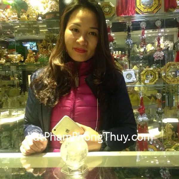 Chị Hiền- khách hàng mua quả cầu thạch anh trắng đặc biệt HM164-S2-3048