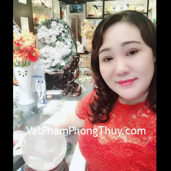 Chị Hoàng Anh - khách hàng mua gậy như ý bạch khủng GM077 và quả cầu thạch anh trắng GM148-11633