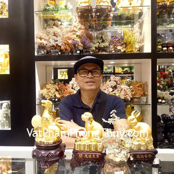 Chú Lén - khách hàng mua cây tài lộc KC094, KC026, tượng chó vàng kéo xe C023A và thỏ vàng trên châu đỏ H424G