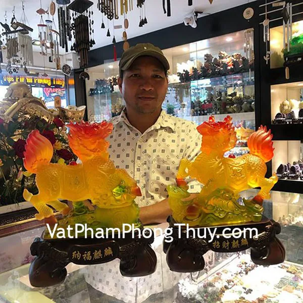 Anh Bổn - khách hàng mua Kỳ lân lưu ly cam khủng trên tiền vàng như ý C081A