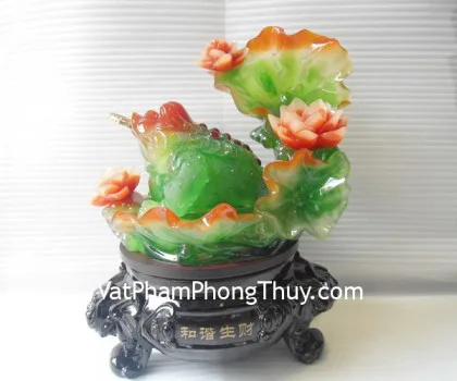 Thiềm thừ xanh trên lá sen lớn- Hài hòa sanh tài E081