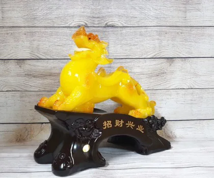 Tỳ hưu dũng mãnh vàng ngọc trên đế gỗ trung - Chiêu Tài Hưng Nghiệp LN043