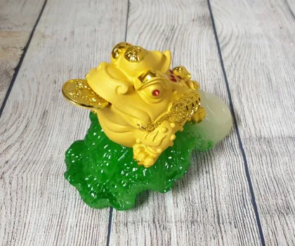 Thiềm thừ vàng kim sa ngậm xâu vàng trên lá cải ngọc xanh LN107