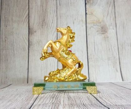 Vua ngựa vàng bóng lưng hồng ngọc trên núi đá vàng đế thủy tinh - Mã Đáo Thành Công FLN134