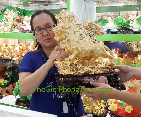 Chị Thùy - khách hàng mua Tượng Hổ Tiếu Sơn Hà FH351G