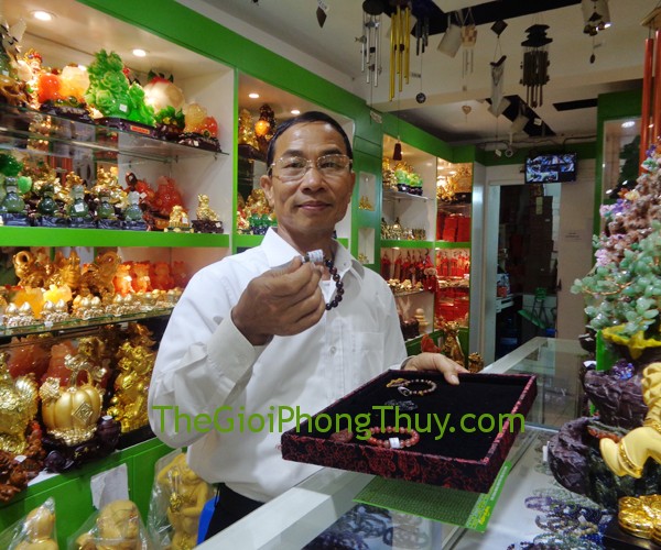 Chú Liên - khách hàng mua chuỗi thạch anh đỏ lam FS6123-F1-1683, Phật bản mệnh đá hắc ngà FS5069-3, chuỗi đá mắt mèo FS6098, Phật bản mệnh mã não đỏ FS1131-9, Phật bản mệnh đá mắt mèo FS1134-4