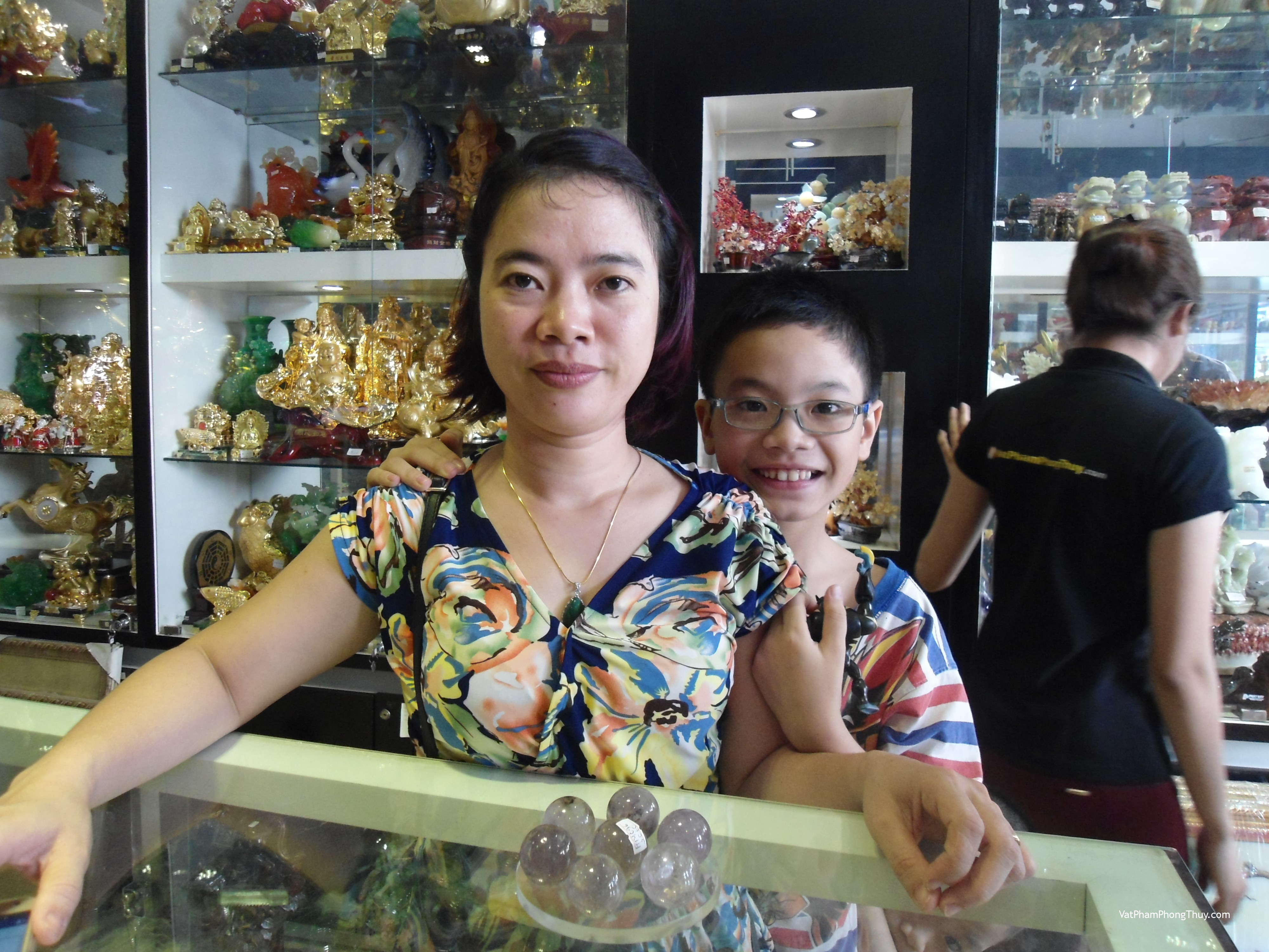 Chị Phương Lan -  khách hàng mua đĩa thất tinh thạch anh tím, mặt đeo cổ đá khổng tước