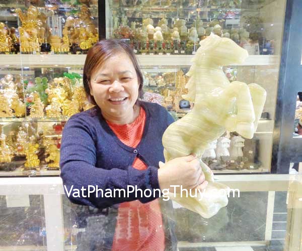 Cô Cúc - khách hàng mua Ngựa Cẩm Thạch N-CT