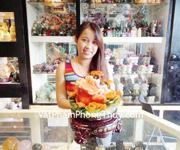 Chị Hồng - khách hàng mua Thiềm thừ cam quanh mẫu đơn đế xoay - tứ quý chiêu tài K130M