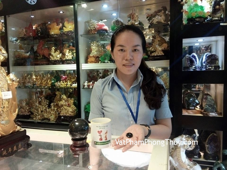 Chị Thịnh - khách hàng mua quả cầu đá hắc ngà QC209-S5-1974 và mặt đồng tiền phát tài S6036