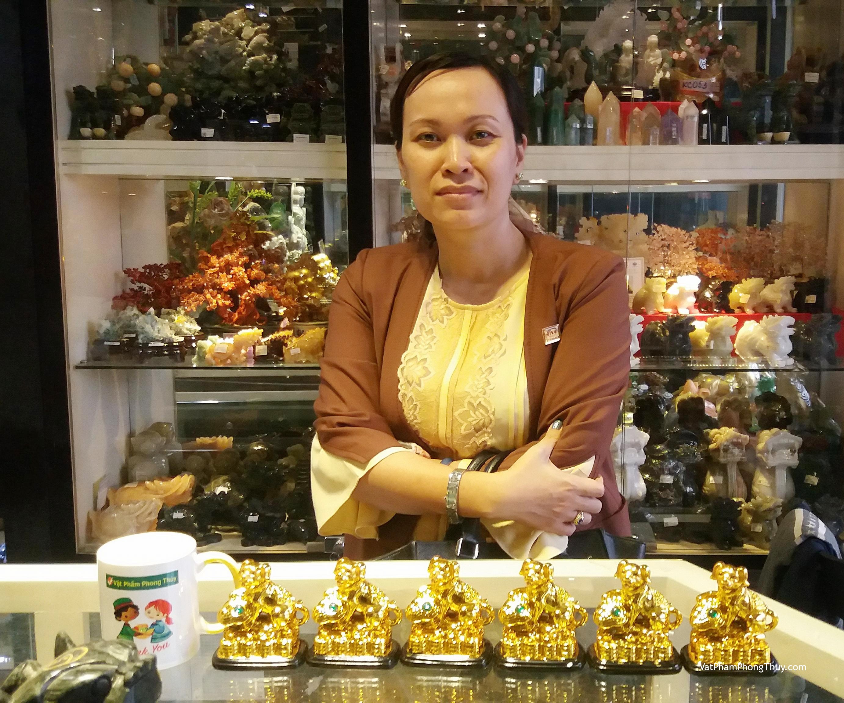 Chị Xuân - khách hàng mua Tượng Chó vàng như ý C036A