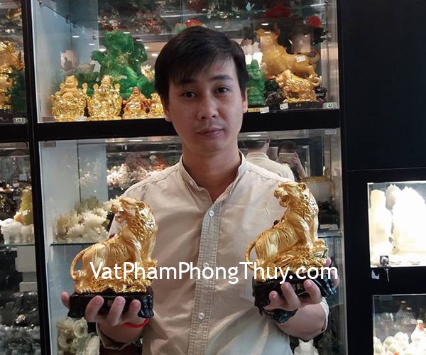 Anh Lũ - khách hàng mua tượng hổ vàng đứng trên núi C123A