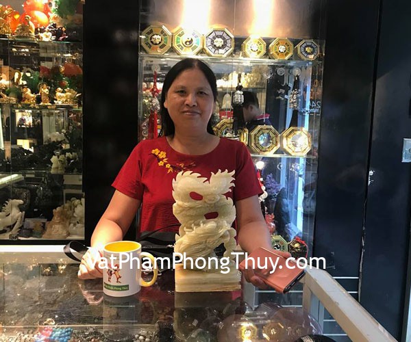 Cô Sâm - Khách hàng mua Rồng Cẩm Thạch đứng lớn N074