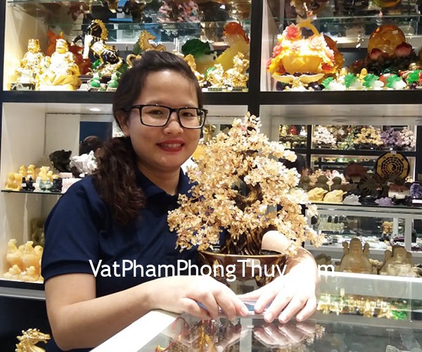 Chị Quyên - khách hàng mua cây tài lộc thạch anh vàng đế tròn KC103